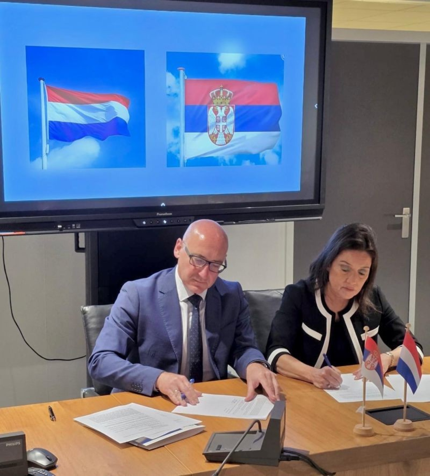 Foto ondertekening conceptverdrag door  delegatieleiders van Nederland en Servië (Rijswijk, 23 juni 2026)