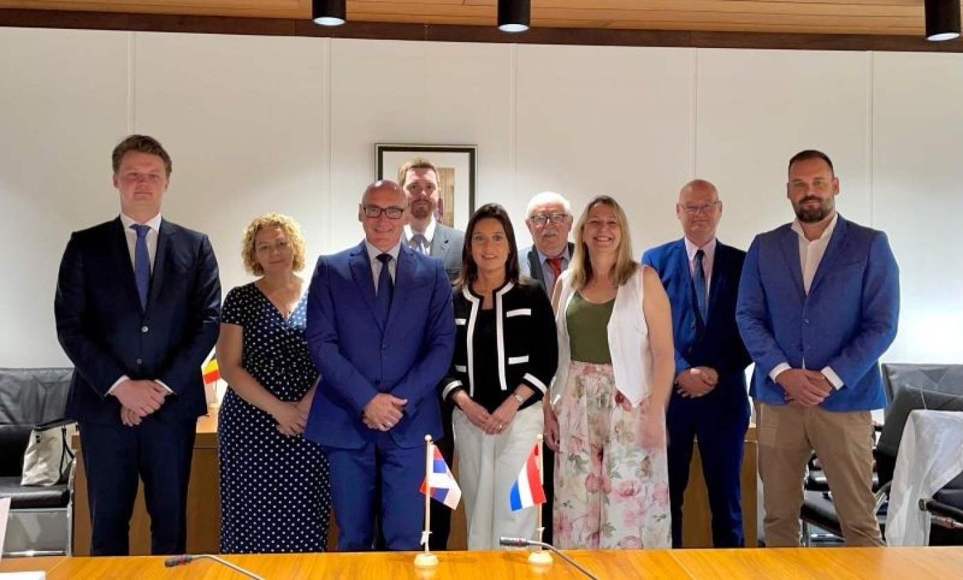 Foto delegatie van Nederland en Servie in de vergaderruimte (Rijswijk, 23 juni 2026)