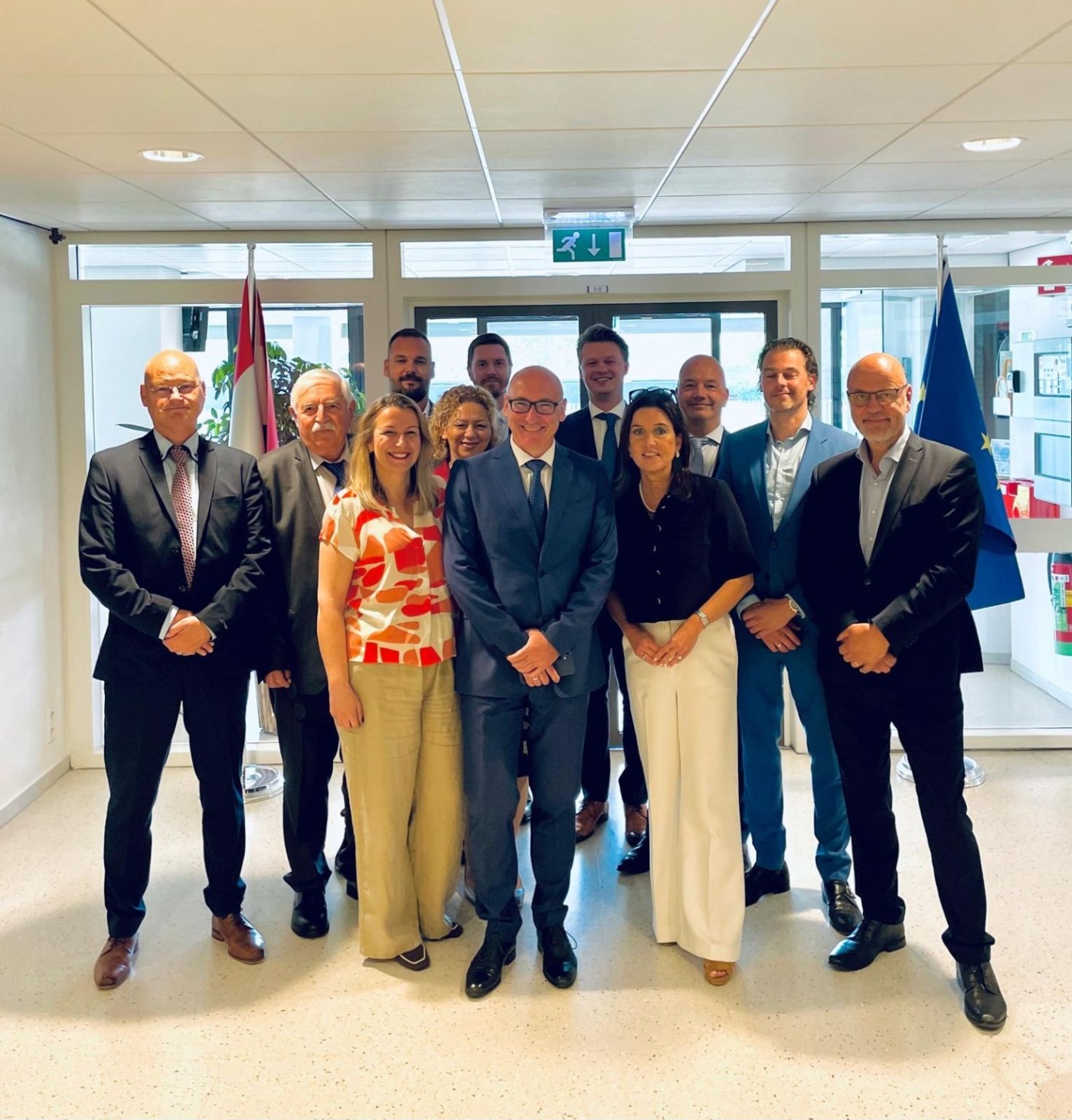 Foto delegatie van Nederland en Servie in de entreehal (NIWO, Rijswijk, 23 juni 2026)